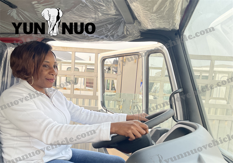 The customer from Côte d'Ivoire visited Shandong Yunnuo and purchased four used vehicles副本