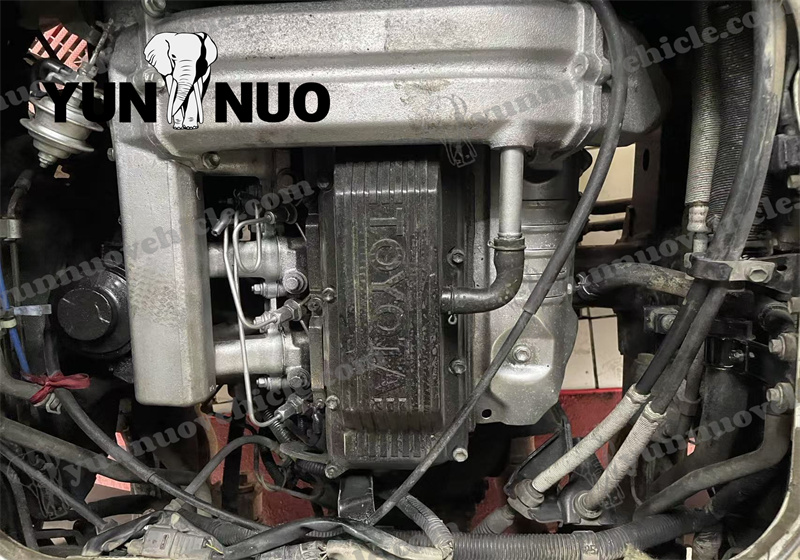 The Toyota Coaster bound for Ghana is about to set sail副本