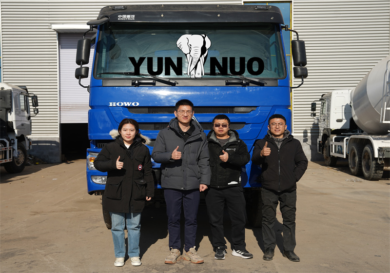The customer from the Democratic Republic of the Congo entrusts a friend to inspect the second-hand Sinotruk dump truck