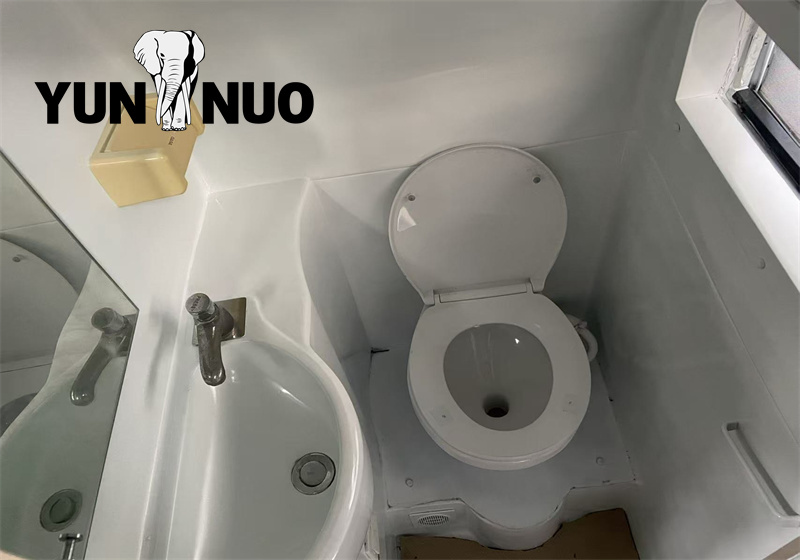 The Yutong ZK6122HQ9A bound for Zimbabwe is about to depart副本