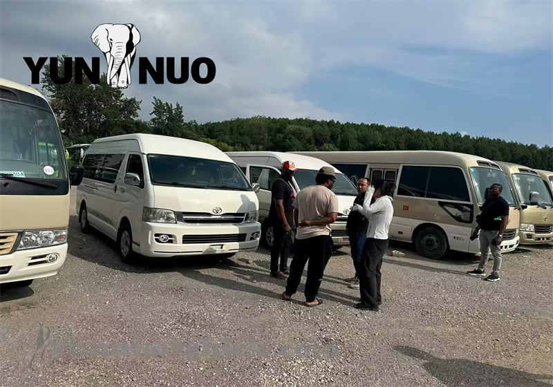  The client from Benin came to visit our factory and stock vehicles