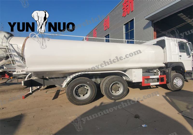 HOWO water tank truck to be shipped to the DRC soon副本