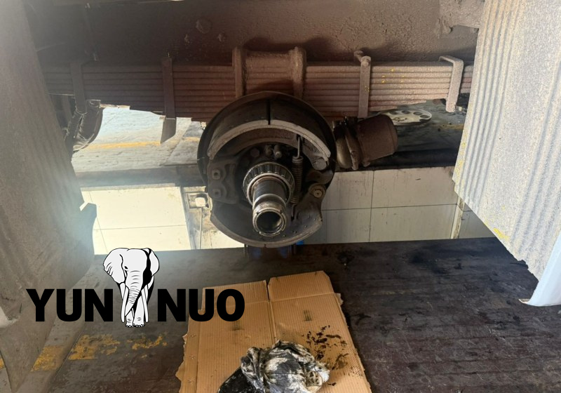 机械悬挂检查Suspension system inspection Check if shock absorbers are leaking oil or malfunctioning and if springs are deformed or broken.