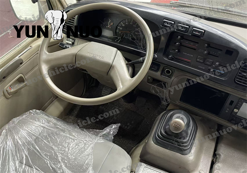 The Toyota Coaster bound for Ghana is about to set sail副本