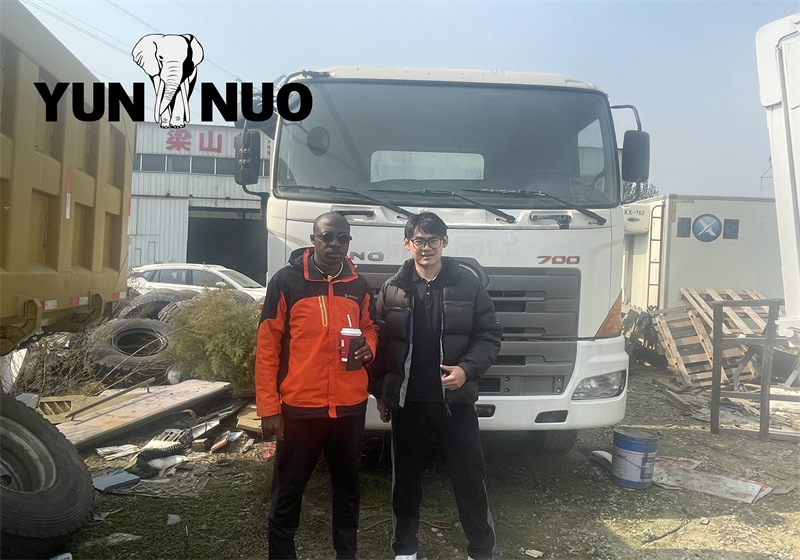 The Ivorian clients inspected our used truck tractor and dump trucks副本