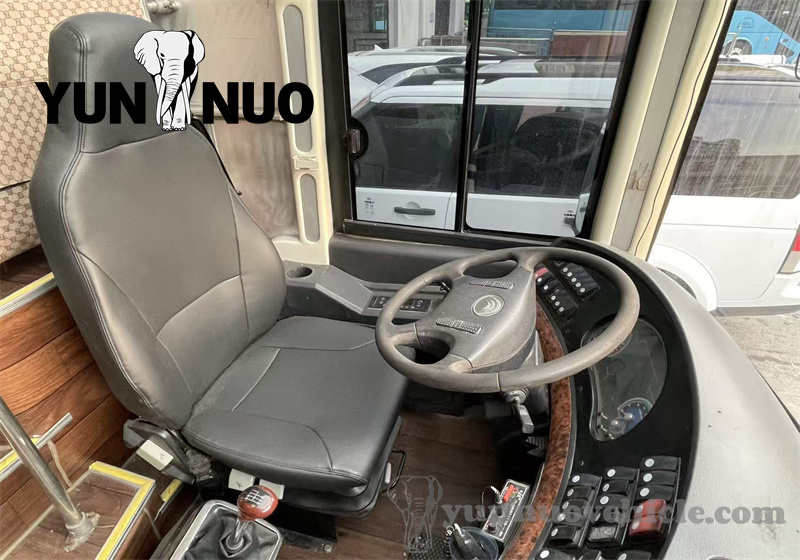 The second-hand Yutong bus customized for the Ivorian client is about to set sail副本