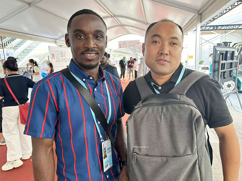 Potential customers from the Canton Fair come to the company for on-site inspections