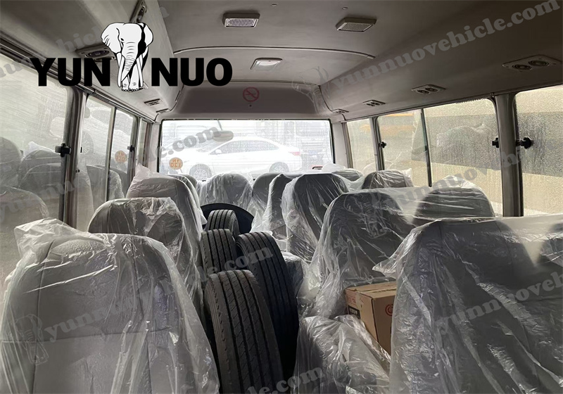 The Toyota Coaster bound for Ghana is about to set sail副本