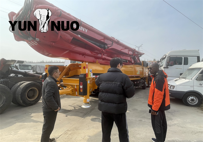 The Ivorian clients inspected our used truck tractor and dump trucks副本