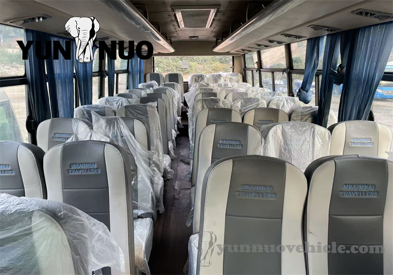 The renovated Yutong buses are ready to be shipped to Africa副本