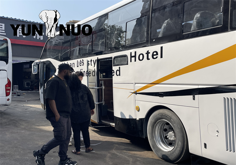 The client from Zimbabwe comes to Yunnuo for vehicle inspection