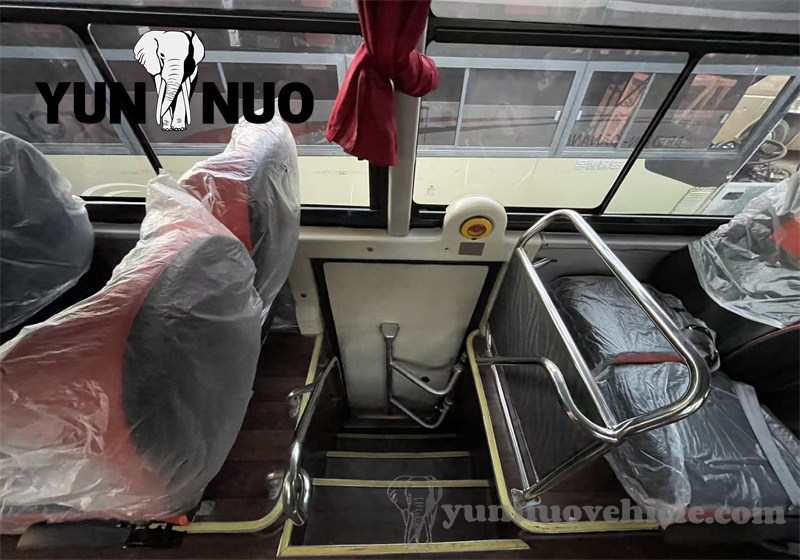 The second-hand Yutong bus customized for the Ivorian client is about to set sail副本