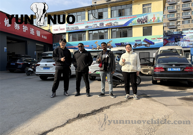 Clients from Tanzania visited Shandong Yunnuo to purchase used Yutong buses副本