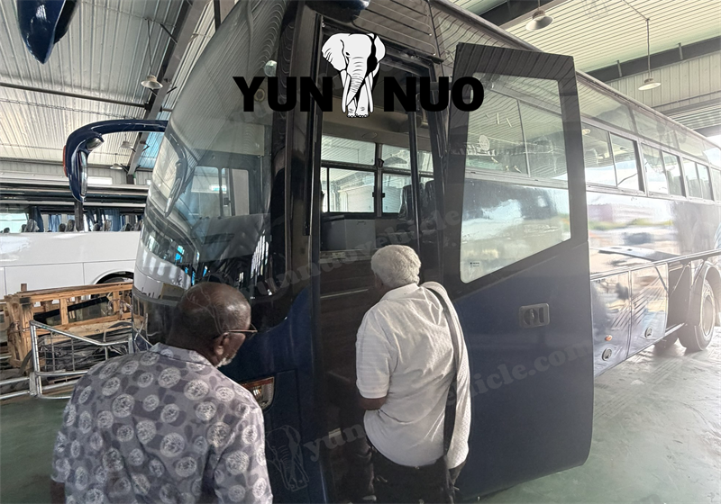 Kenyan client comes to purchase used Yutong buses副本.png